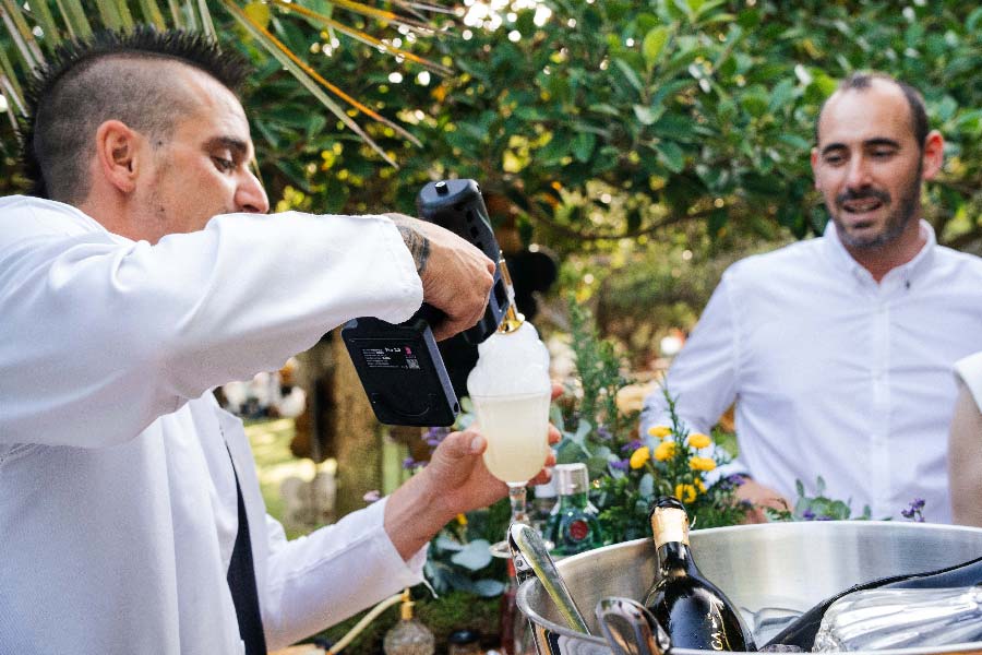 Técnica de coctelería en vivo