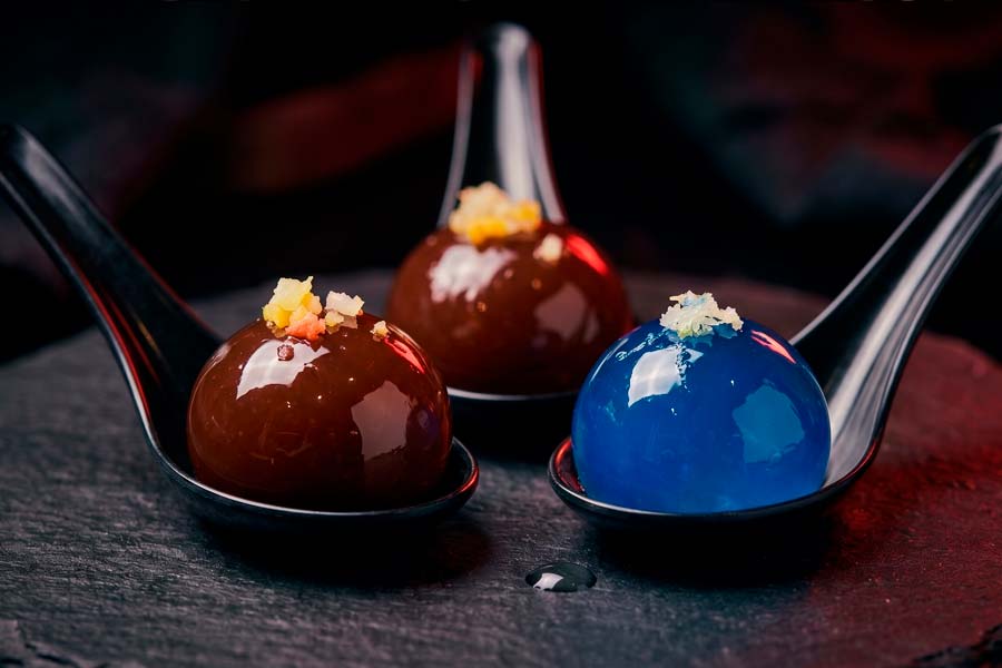 Cóctel en esferificación — coctelería molecular para eventos