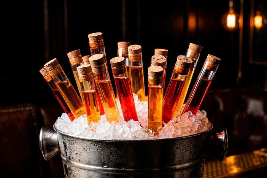 Chupitos en probetas científicas — shots creativos para eventos