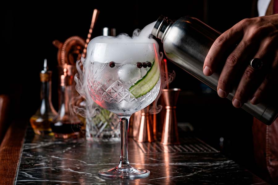 Gin tonic a -80°C servido en tetera con humo criogénico